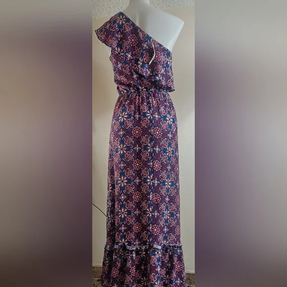 Francesca’s Maxi Dress. Style Jadeen Size Small shoulder. - Picture 8 of 15